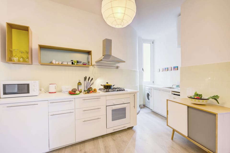 Family Apartment, 1 Bedroom, Microwave, Lakeside (Appartamento di Tommaso) | Private kitchen | Full-size fridge, microwave, oven, stovetop