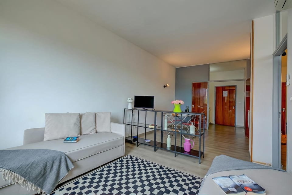 Family Apartment, Multiple Bedrooms, Lakeside (Appartamento di Tommaso) | Living area | 32-inch flat-screen TV with cable channels, TV