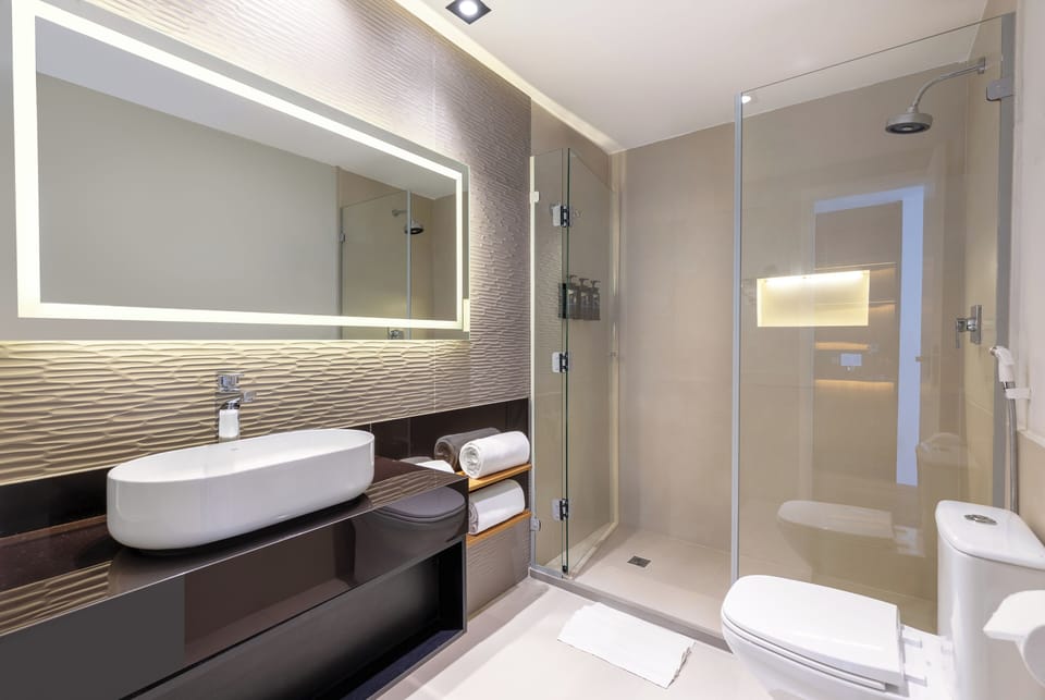 Royal Room, 1 King Bed | Bathroom | Shower, rainfall showerhead, free toiletries, hair dryer