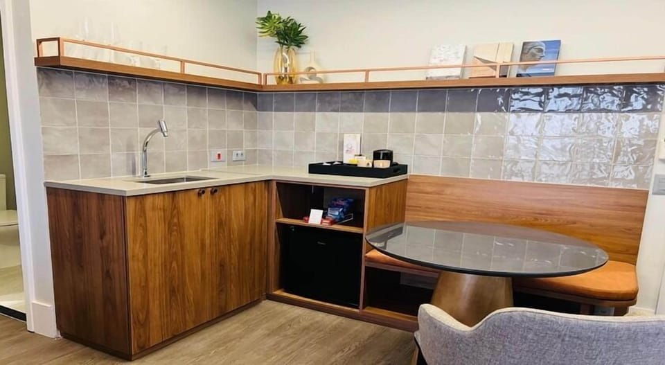 Luxury Room, Balcony | Private kitchen