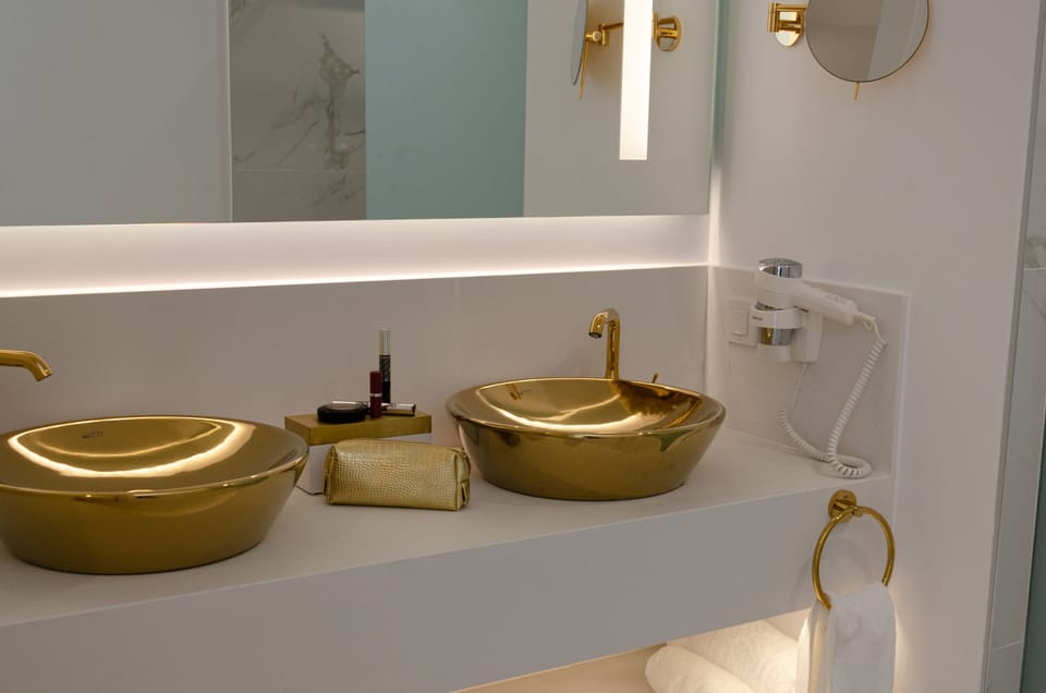 Shower, rainfall showerhead, free toiletries, hair dryer