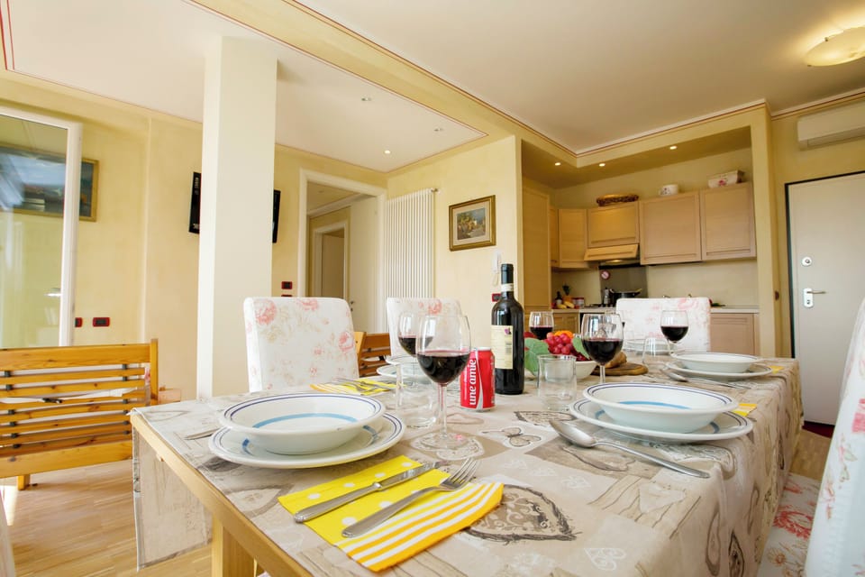 Family Apartment, Multiple Bedrooms, 2 Bathrooms, Lakeside (Casa Bel Tramonto) | Dining room