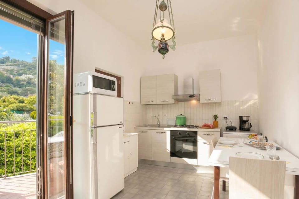 Family Apartment, Multiple Bedrooms (Villa Alberti Appartamento Emma) | Private kitchen | Full-size fridge, microwave, oven, stovetop
