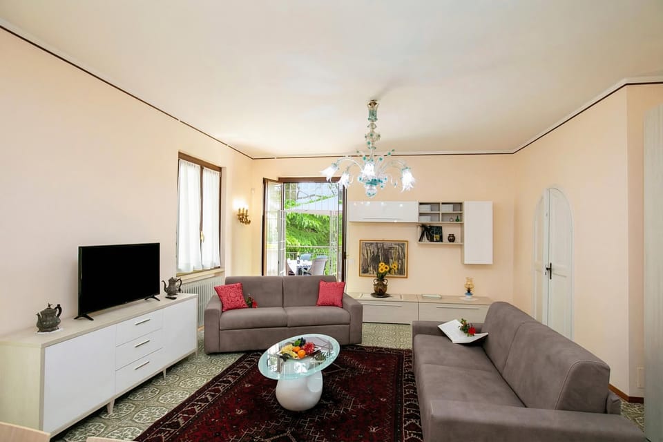 Family Apartment, 3 Bedrooms, Microwave (Villa Alberti Apt Emma 900m from) | Living area | TV