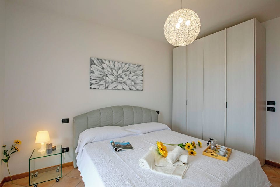 Family Apartment, Multiple Bedrooms (Appartamento Vista Lago) | 1 bedroom, iron/ironing board, free WiFi, bed sheets
