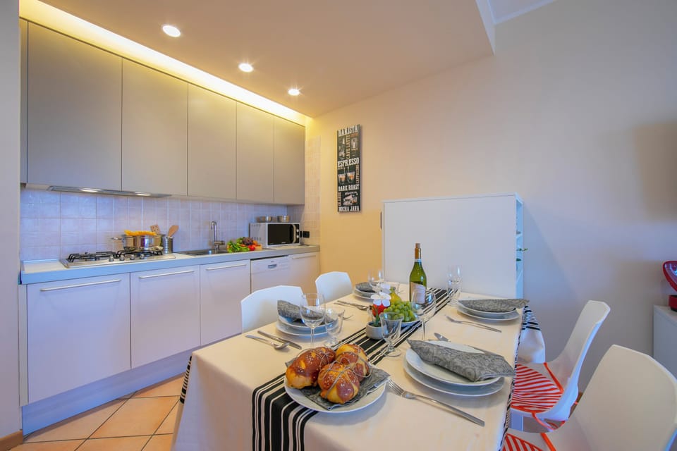 Family Apartment, 1 Bedroom, Balcony (Appartamento Vista Lago: Pool, Garage) | Dining