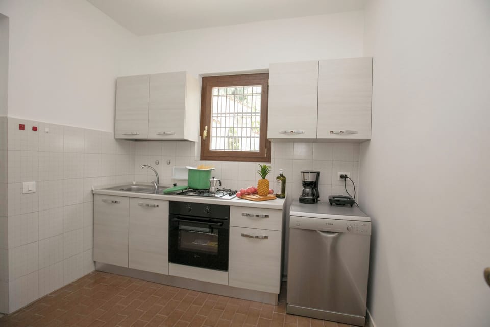 Family Apartment, Multiple Bedrooms, 2 Bathrooms (Villa Alberti Appartamento Bruna) | Private kitchen | Full-size fridge, microwave, oven, stovetop