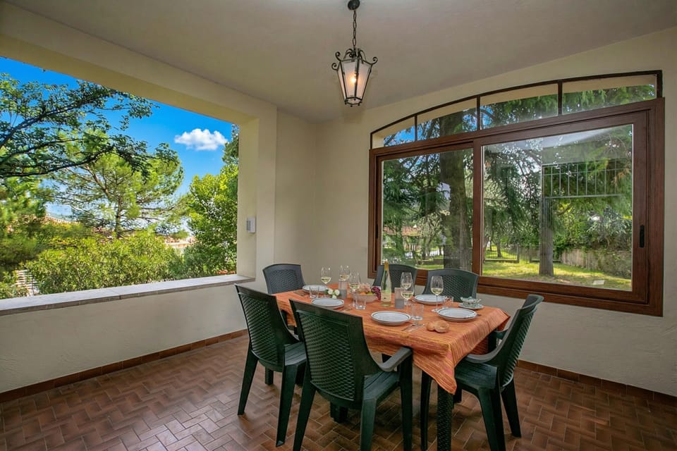 Family Villa, Multiple Bedrooms (Villa Alberti 900m from Garda lake) | Dining