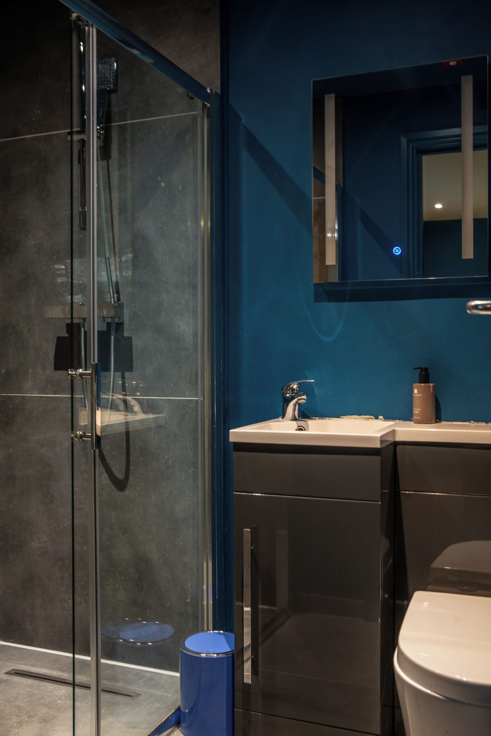 Superior Double Room | Bathroom | Shower, hair dryer, towels