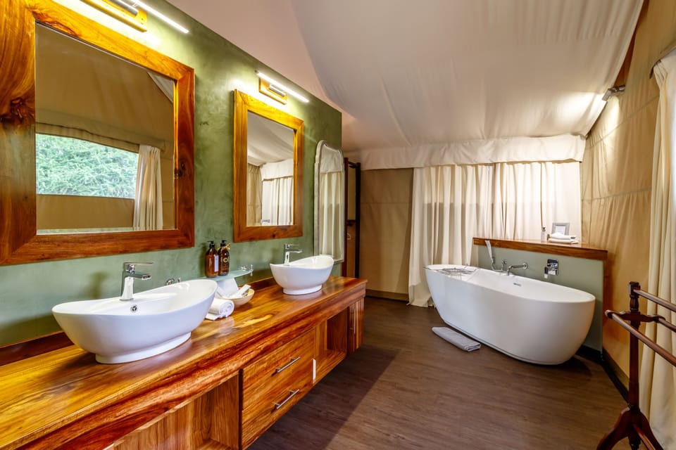 Luxury Tent | Bathroom | Combined shower/tub, towels