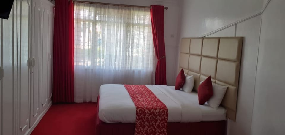 Double Room | Desk, bed sheets