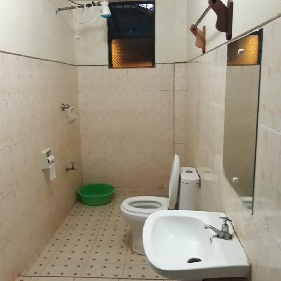 Shower, rainfall showerhead, free toiletries, towels