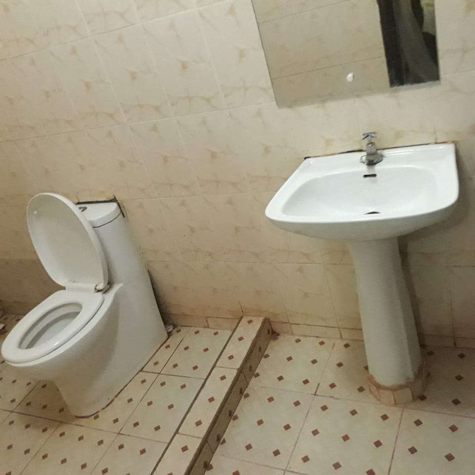 Shower, rainfall showerhead, free toiletries, towels