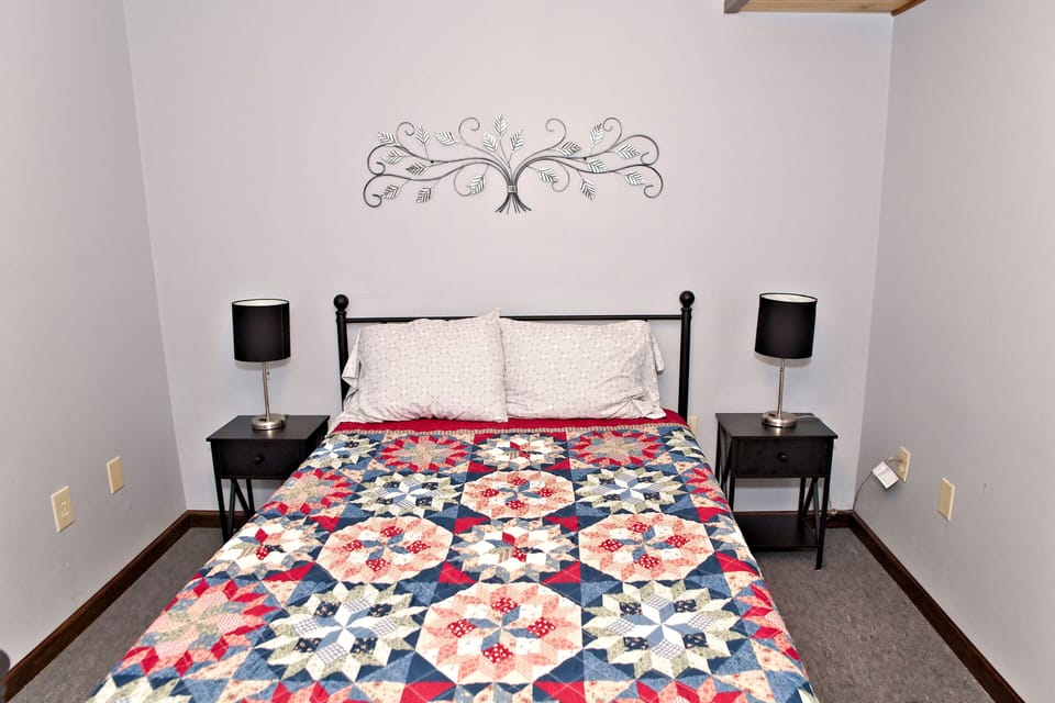 Downstairs Bedroom (Full Bed)