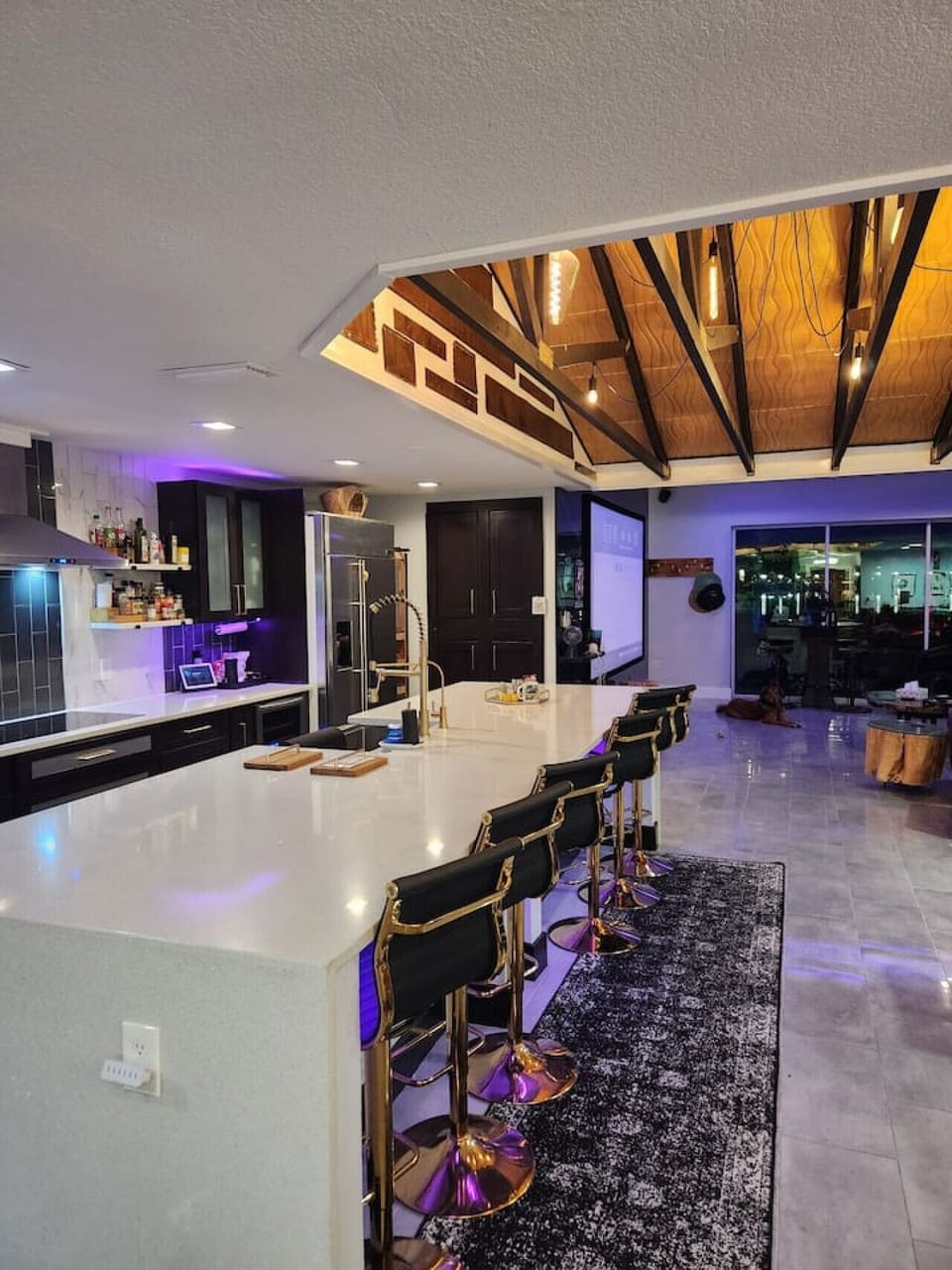 Gourmet chef`s kitchen with large island and bar seating, lakefront vacation rental Orlando