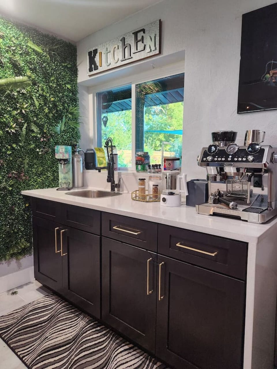 Premium coffee and espresso station with living green wall, fully equipped luxury kitchen Orlando