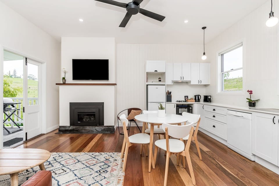 Inside 2 Bedroom cottage with Fireplace - Daisy