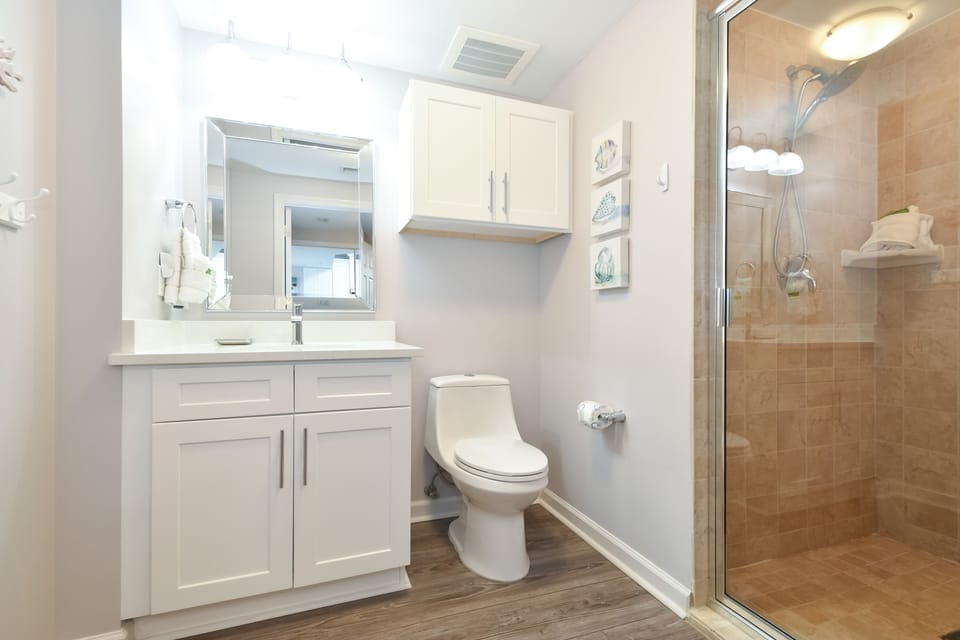 The Palms of Destin 2709 - Guest Bathroom