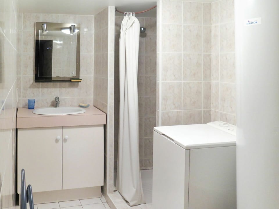 Mirror, Plumbing Fixture, Property, Sink, Tap, Bathroom, Interior Design, Floor, Bathroom Sink