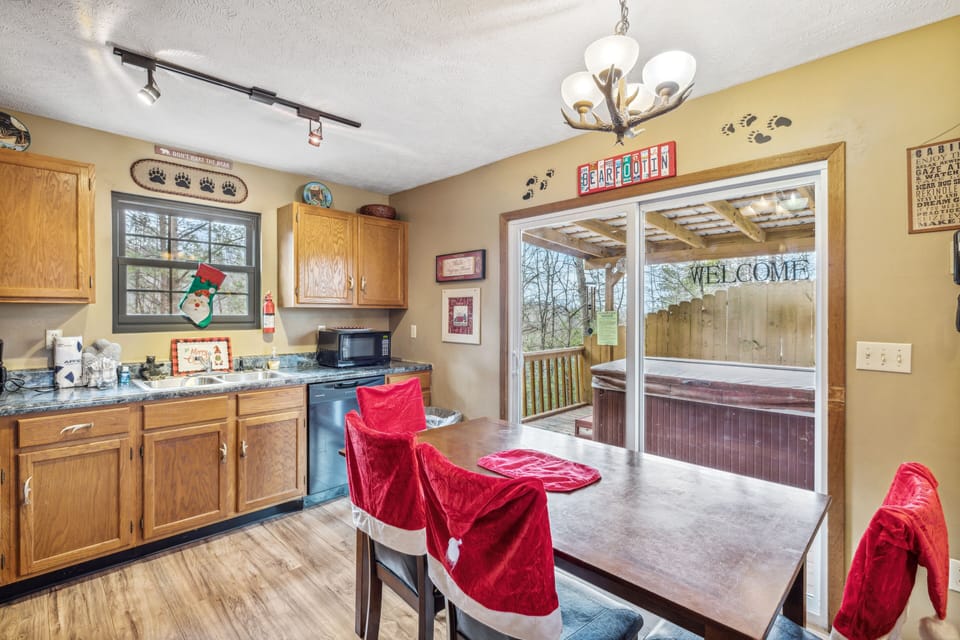 Cabin, 3 Bedrooms | Dining