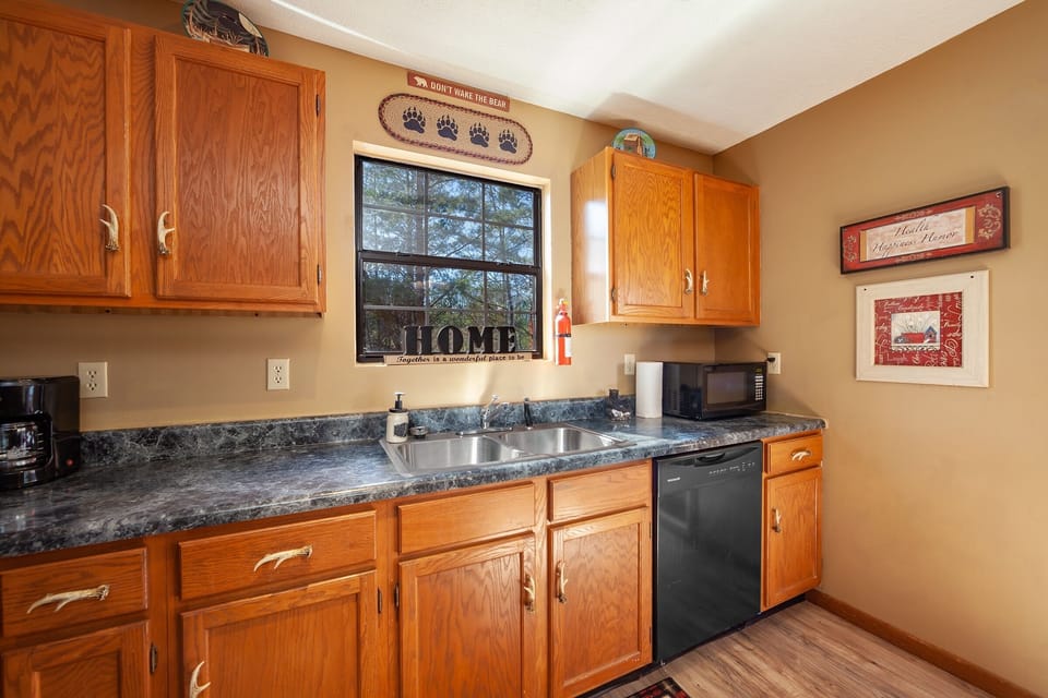 Cabin, 3 Bedrooms | Private kitchen | Fridge, oven, stovetop, coffee/tea maker