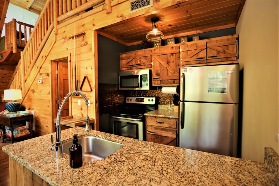 Cabin, 1 Bedroom | Private kitchen | Fridge, oven, stovetop, coffee/tea maker