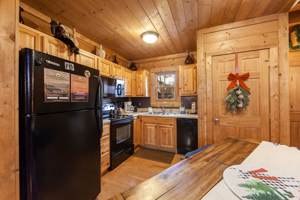 Cabin, 2 Bedrooms | Private kitchen | Fridge, oven, stovetop, coffee/tea maker
