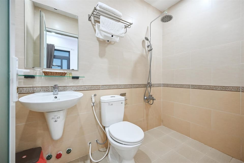 Standard Double Room | Bathroom | Shower, rainfall showerhead, slippers, towels