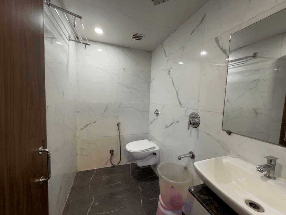 Family Quadruple Room | Bathroom | Shower, free toiletries, towels