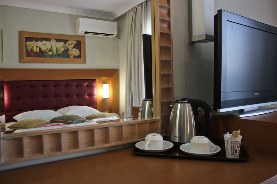 WiFi, bed sheets