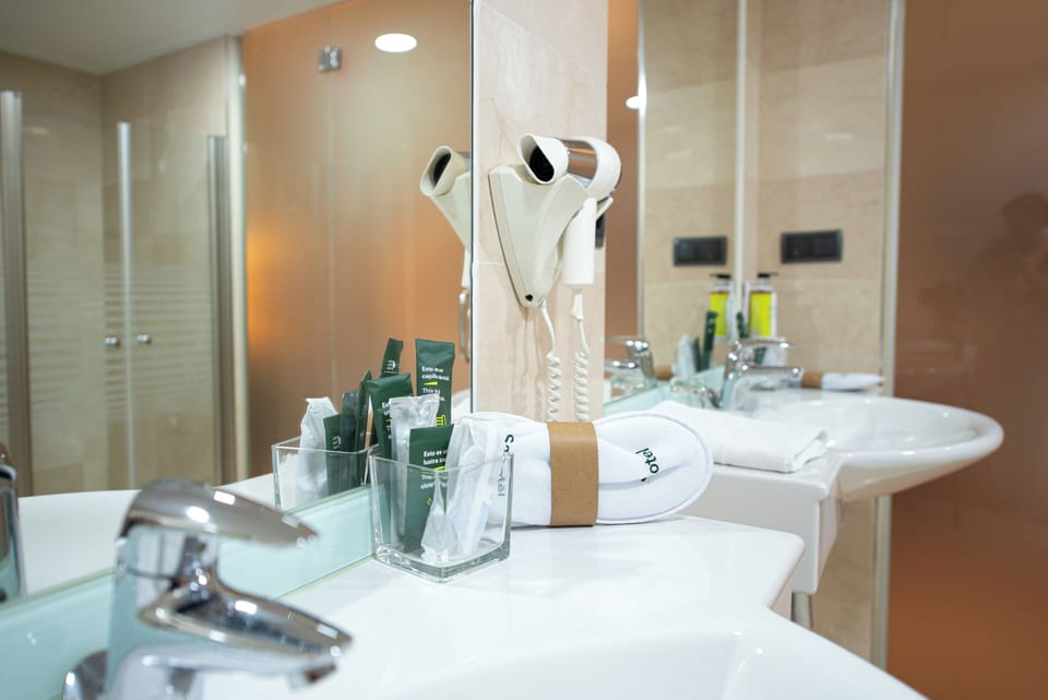 Junior Suite | Bathroom | Bathtub, hair dryer, bidet, towels