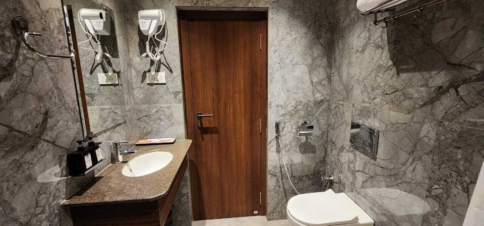 Deluxe Room | Bathroom | Shower, rainfall showerhead, free toiletries, towels