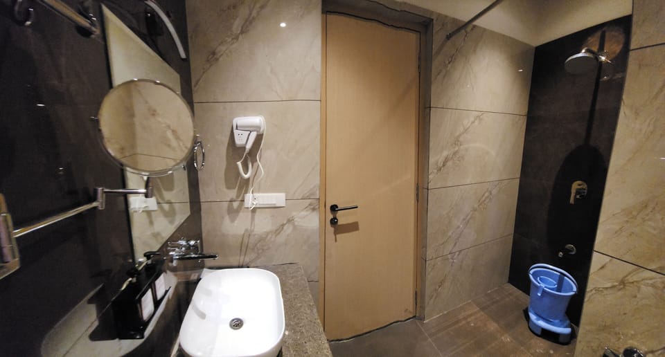 Superior Room | Bathroom | Shower, rainfall showerhead, free toiletries, towels