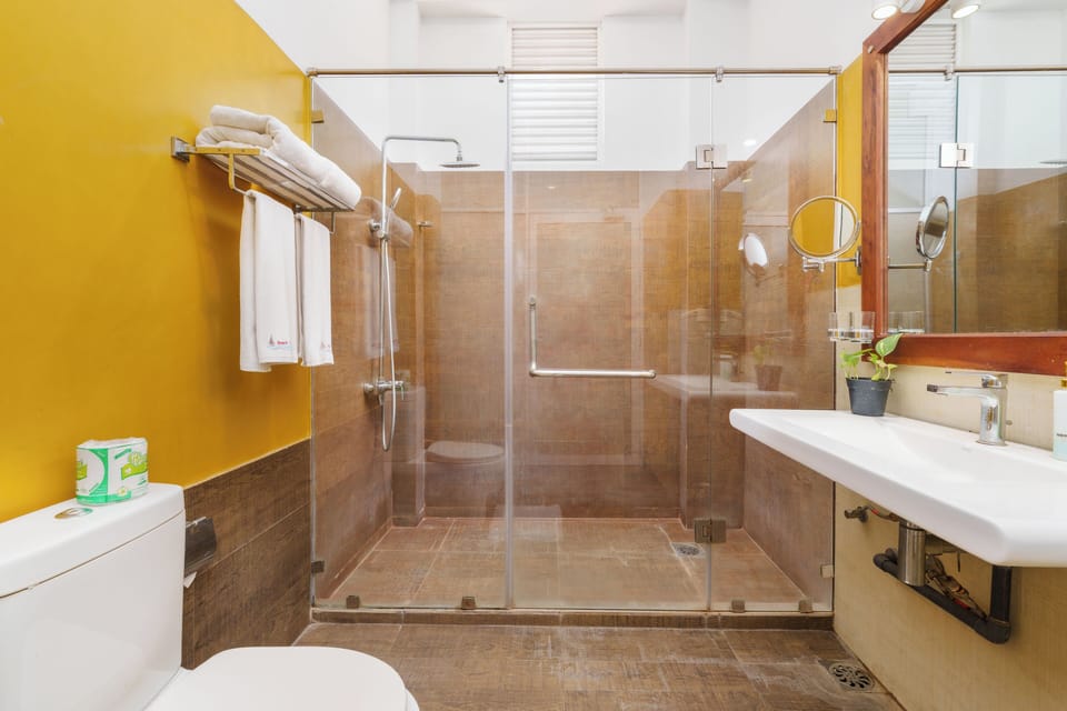Shower, rainfall showerhead, free toiletries, towels