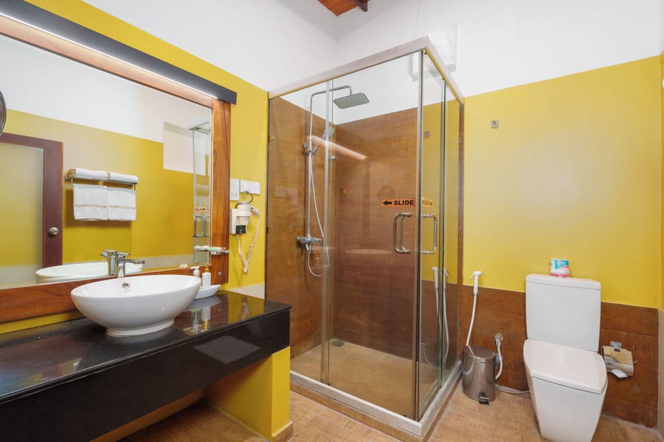 Family Room | Bathroom | Shower, rainfall showerhead, free toiletries, towels