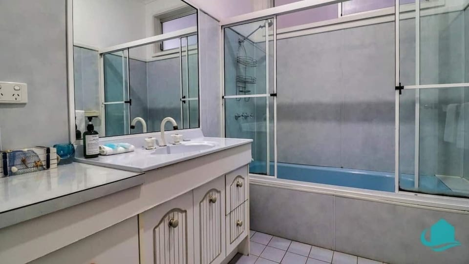Bathroom - retro but clean and tidy