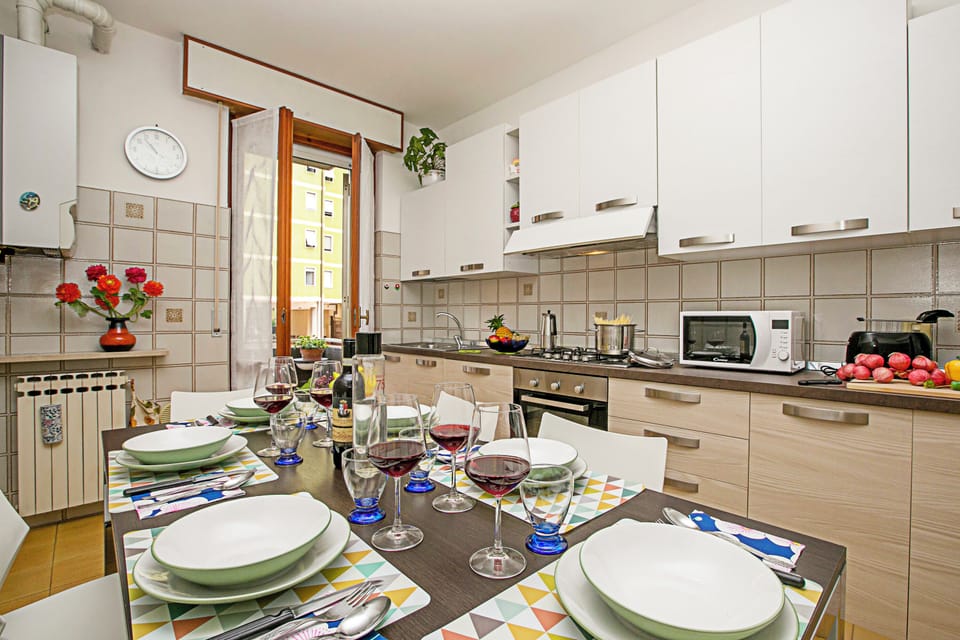 Full-size fridge, microwave, oven, stovetop