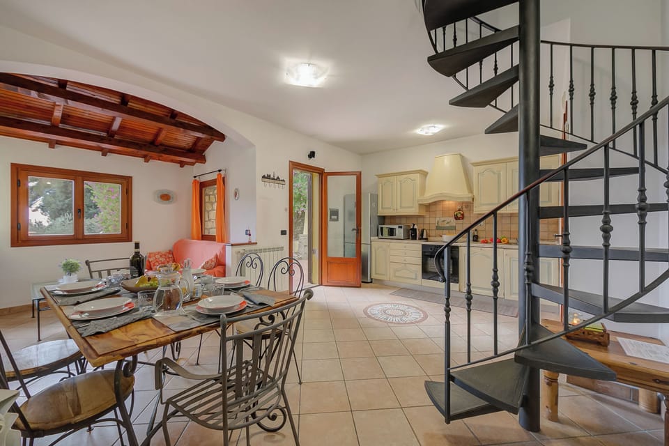 Family Villa, 3 Bedrooms, 2 Bathrooms, Mountainside (Villa Monte Enrico - With Pool) | Dining