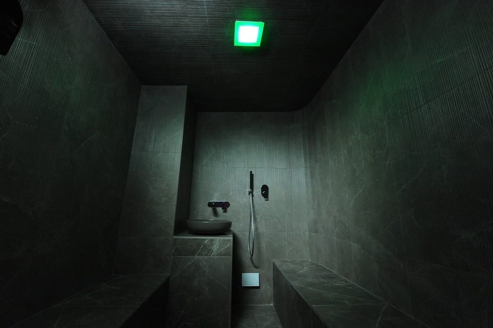 Sauna, hot tub, steam room, Turkish bath, body treatments, aromatherapy