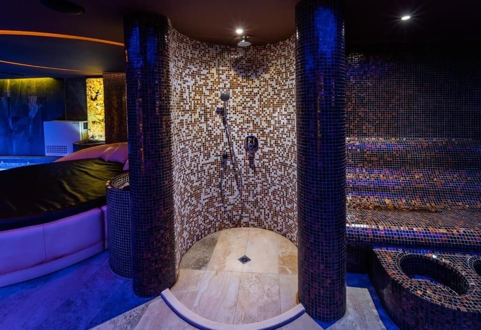 Sauna, hot tub, steam room, massages