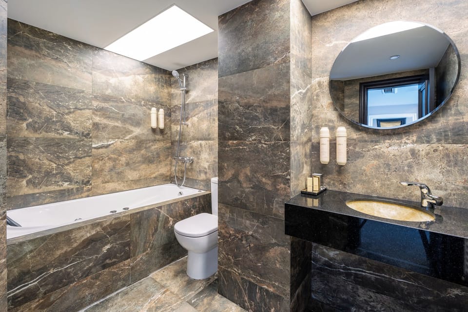 Panoramic Suite | Bathroom | Free toiletries, hair dryer, bathrobes, slippers