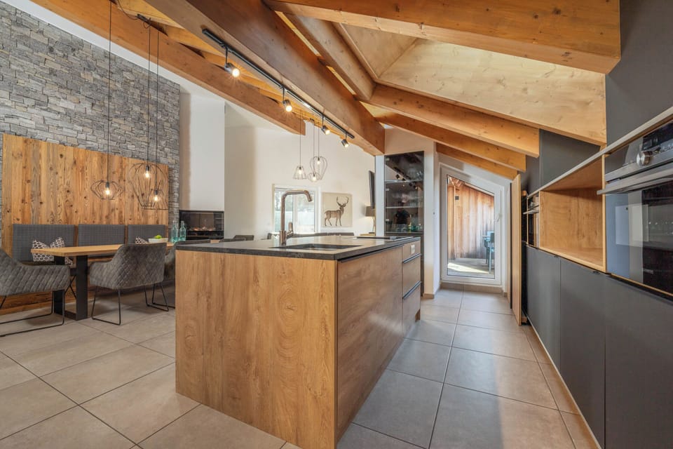 Deluxe Penthouse, 4 Bedrooms | Private kitchen | Fridge