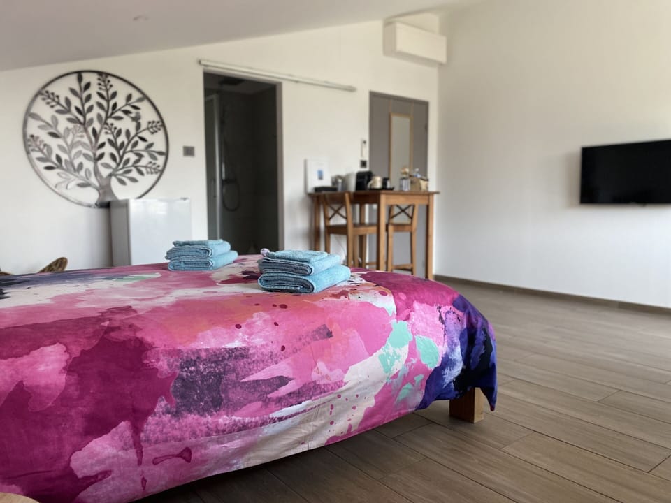Comfort Double Room, Ensuite, Garden View (Chambre Granny)