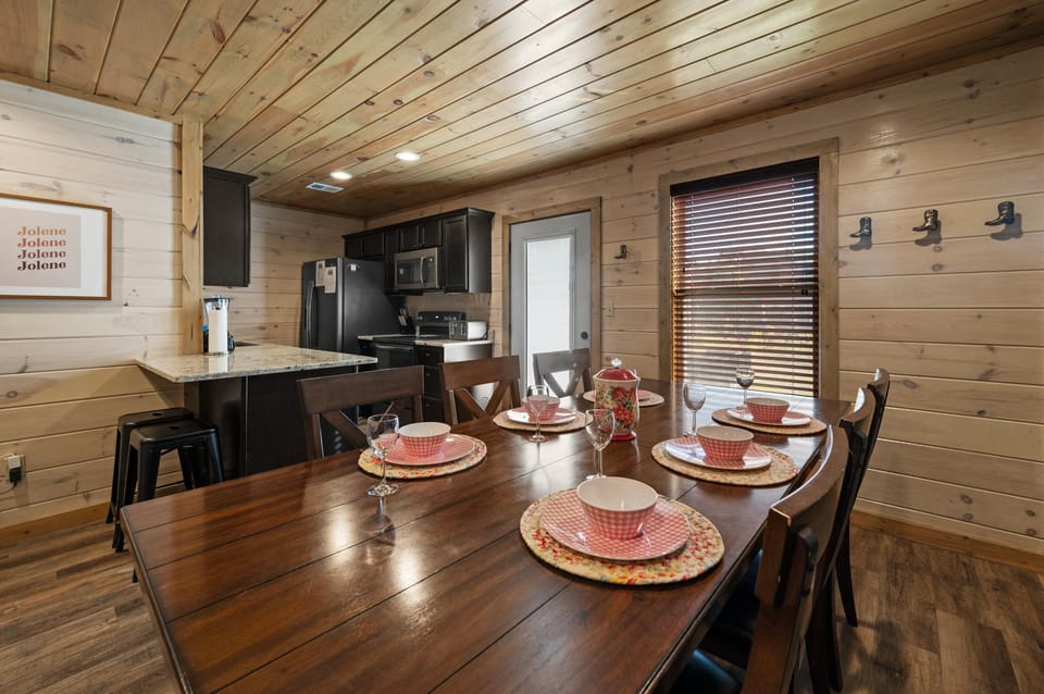 "We will stay here every time! Siobhan was amazing! The property was amazing! The location is amazing! We walked to the store/pizza place at the bottom of the hill at night. Can’t say enough great things!"
