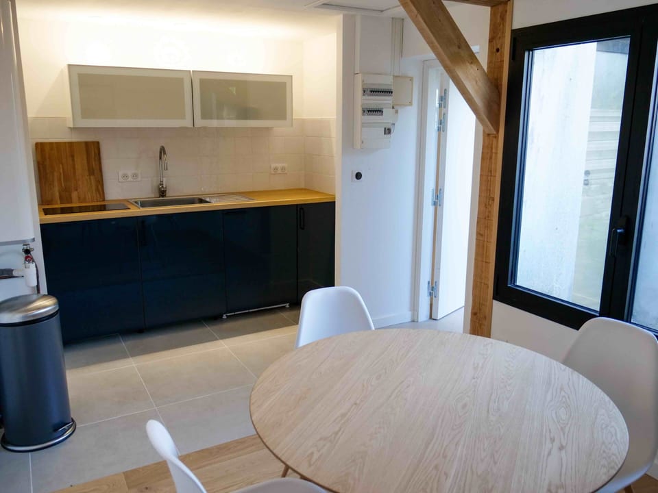 Basic Apartment | Private kitchen | Shared fridge, microwave, stovetop, cookware/dishes/utensils
