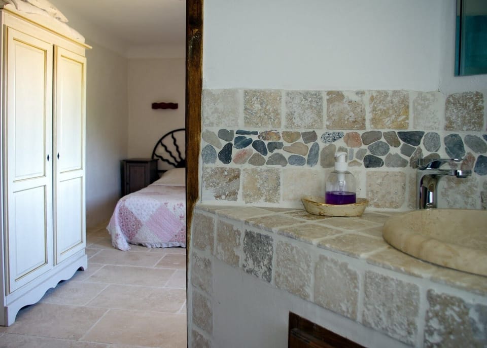 Double or Twin Room (Les Cosy) | Bathroom sink