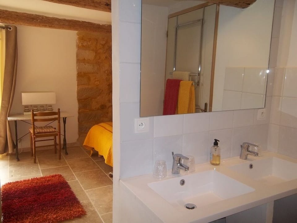 Family Room (Les Spacieuses) | Bathroom sink
