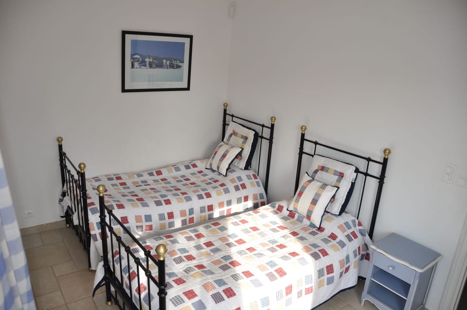 Twin bedroom 7