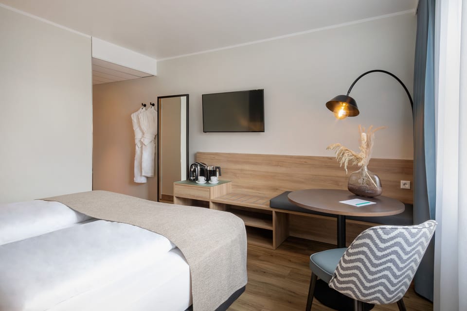 Business Room | Hypo-allergenic bedding available, in-room safe, desk, soundproofing