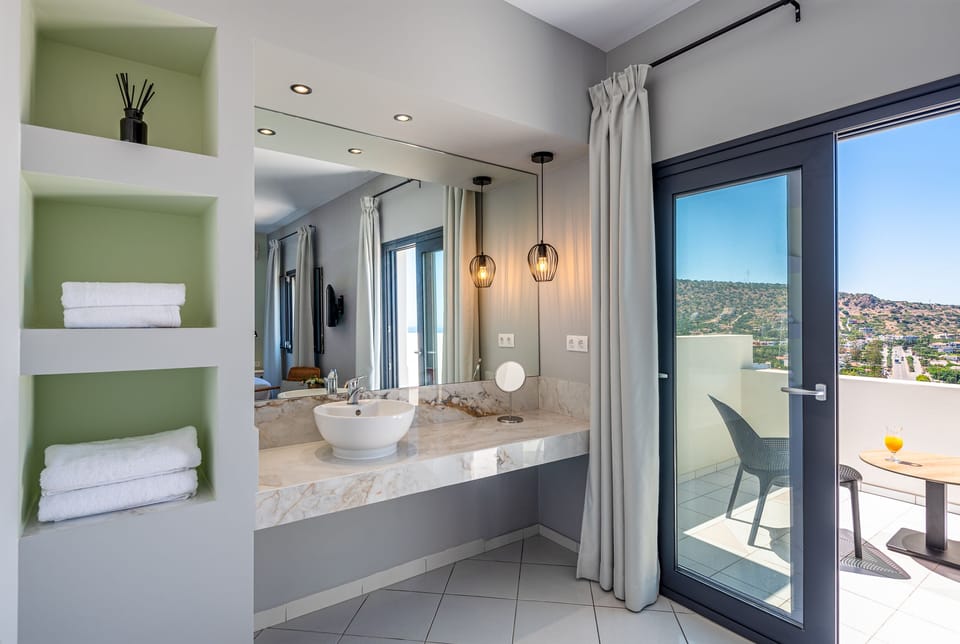 Double Room, 1 Queen Bed, Sea View | Premium bedding, in-room safe, desk, blackout drapes